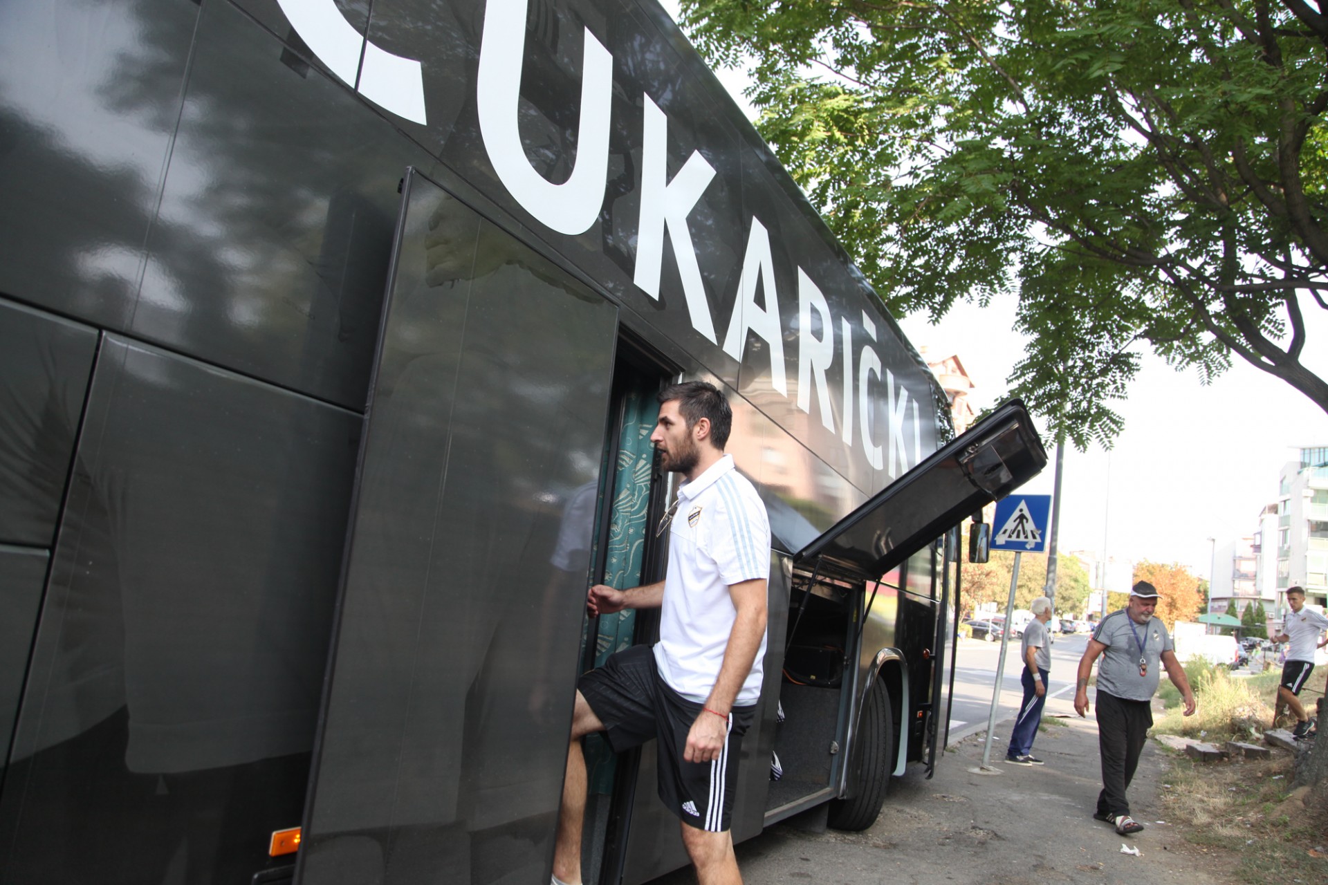 Belić ulazi u autobus - Nemanja Belić | FkCukaricki